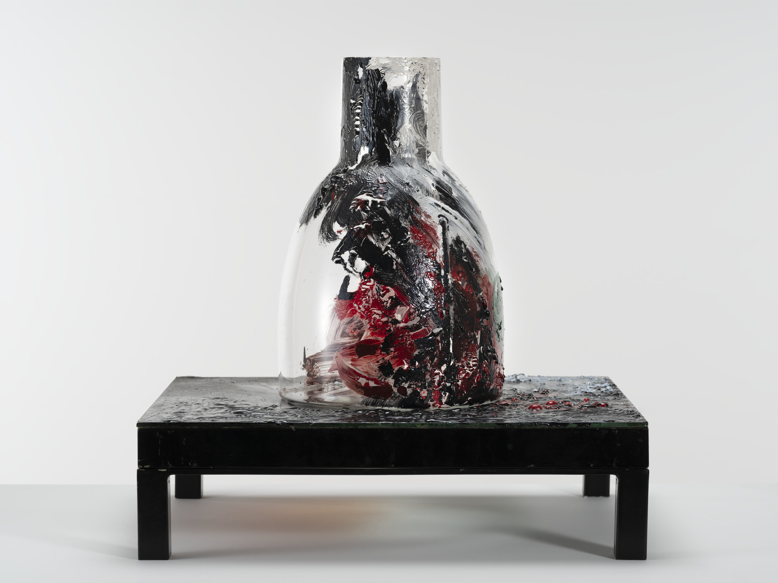 油彩静物画　牛頭骸骨とラム酒瓶　光と鏡像 コレクション展 交錯こうさくする素材 – 富山市ガラス美術館